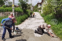След 20 г. напразно чакане: Жители на село в Смолянско сами бетонират улиците