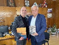 Кметът Владимир Москов подари книги за Гоце Делчев и Пирин на актьор с Оскар