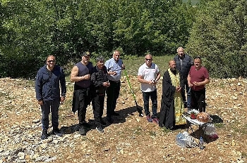 Свещеник положи основния камък строежа 21-метров кръст над Хаджидимово