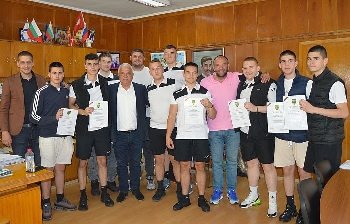 Кметът Москов награди с грамоти и екипи почти шампиони по хандбал