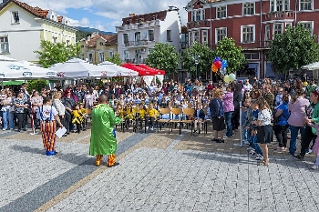 С театър, музика и песни деца от общиЯкоруда празнуваха 1 юни