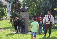 Навръх празника си над 100 деца откриха 18 паметника на герои в Благоевград Навръх празника си над 100 деца откриха 18 паметника на герои в Благоевград