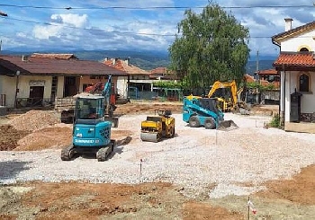 Модерен площад строят в село Полена