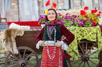 Елешница става най-пъстрото село с шевиците над 140 народни носии