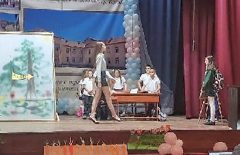Ученици с талант актьори представиха комедия сцената в Белица