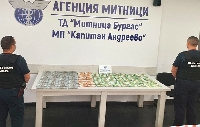 Митничари спипаха турски шофьор да крие валута за над 2,6 млн. лв. Митничари спипаха турски шофьор да крие валута за над 2,6 млн. лв.
