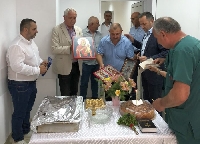 Кмет, губернатор и здравен шеф дариха икони на екипа на Спешния център в Кресна