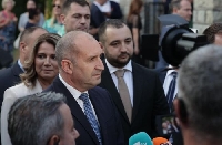Радев: Правителството налива пари за социологическа пропаганда за еврото. Това високомерие вади хората на улицата Радев: Правителството налива пари за социологическа пропаганда за еврото. Това високомерие вади хората на улицата