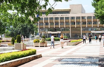 ОбщиБлагоевград подава ръка талантливи ученици и студенти