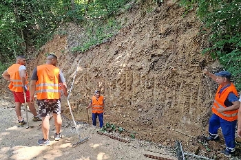 Вдигат нови подпорни стени, да обезопасят пътя към хижа Беласица