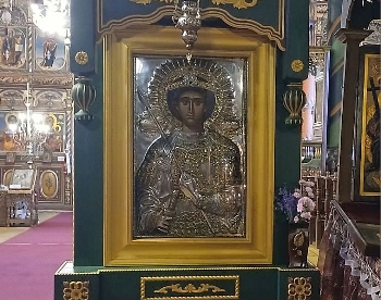Миряни се молят пред чудотворикосвети Георги в 190-г. храм Банско
