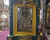 Миряни се молят пред чудотворна икона на свети Георги в 190-г. храм на Банско Миряни се молят пред чудотворна икона на свети Георги в 190-г. храм на Банско
