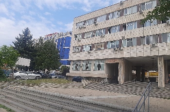 Спешно правят козирка поликлиниката в Благоевград заради падащите плочи от фасадата