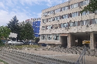 Спешно правят козирка на поликлиниката в Благоевград заради падащите плочи от фасадата Спешно правят козирка на поликлиниката в Благоевград заради падащите плочи от фасадата