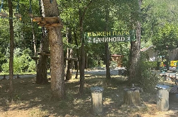 Конструкция смени изгнило дърво, целият въжен парк край Благоевград вече е отворен