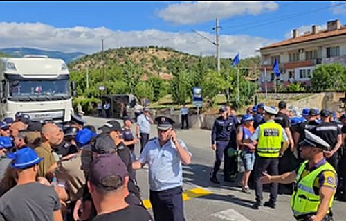 Сблъсъци, напрежение и блокада на пътя на протеста на горските в Кресна