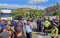 Сблъсъци, напрежение и блокада на пътя на протеста на горските в Кресна Сблъсъци, напрежение и блокада на пътя на протеста на горските в Кресна