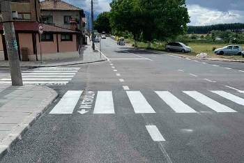 Нов асфалт и тротоари полагат важулица в курорта Добринище
