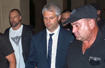 Кметът Вари още трима обвинени остават в ареста