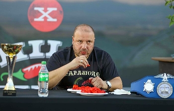 Нищо не ни се опира! Българин постави световен рекорд с най-лютата чушка в света