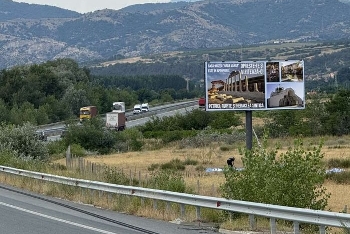Петрич рекламира Баба Ванга и Хераклея Синтика с билборди румънски език