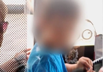 Жекара тролей в София с дете в скута