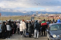 Протест в памет на загиналата в катастрофа с коне Андреа блокира пътя за София