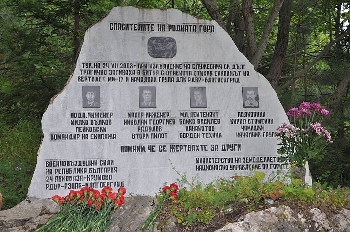 С венци, цветя и литургия почитат паметта загиналите офицери в пожара Бетоловото