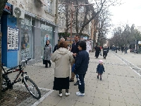Димитър Делчев и кандидати за народни представители от Реформаторски блок - Глас Народен подариха мартенички на благоевградчани