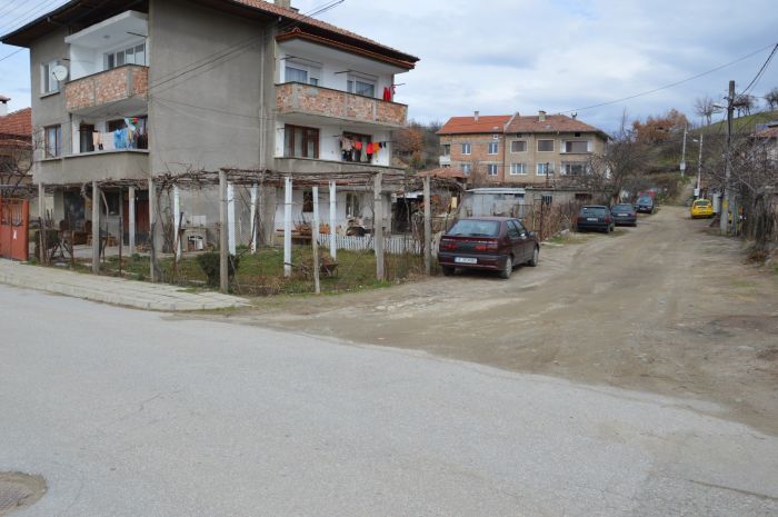 Камбитов обеща: Спортна площадка, асфалт и мост в село Изгрев