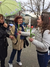 Младежите от БСП зарадваха дамите в Благоевград с лалета