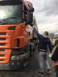 Община Гоце Делчев раздаде 150 пакета с храна на бедстващите шофьори на ГКПП-Илинден