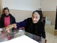 100-годишната баба Бона от Логодаж гласува за България