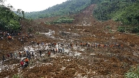 Свлачище затрупа селище в Индонезия