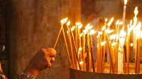 Посрещат Благодатния огън на площада в Гоце Делчев Посрещат Благодатния огън на площада в Гоце Делчев