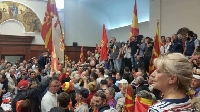 Демонстранти нахлуха в парламента на Македония, пребиха Зоран Заев