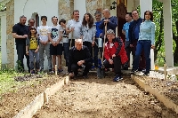 На 1 май ротарианци от Благоевград почистиха пътека до храм в Падеш На 1 май ротарианци от Благоевград почистиха пътека до храм в Падеш