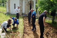 На 1 май ротарианци от Благоевград почистиха пътека до храм в Падеш