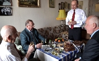 Путин неочаквано посети своя командир в ГДР за неговия празник