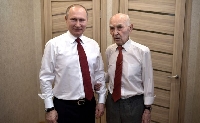 Путин неочаквано посети своя командир в ГДР за неговия празник