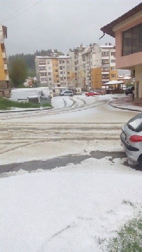 Смолян побеля от градушка