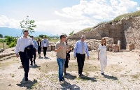 Министър Ангелкова доведе руския посланик в храма на Ванга