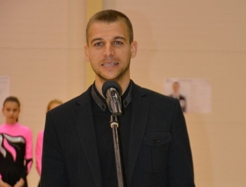 Стефан Апостолов дари половин заплата за ин витро на семейство