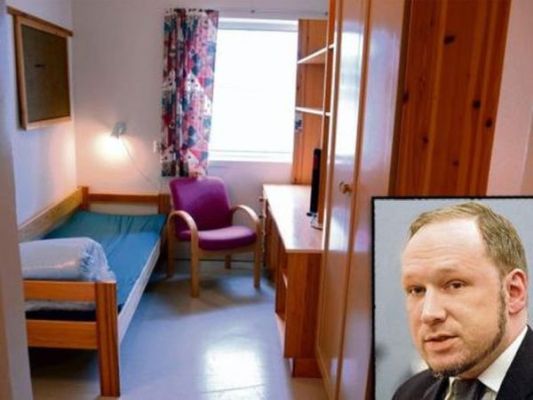 Андерс Брейвик отново разиграва норвежкия съд
