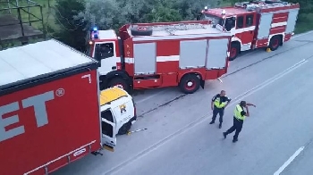 Мъж загина, а двама са ранени при сблъсък между тир и кола на Е-79