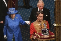 Елизабет II без корона произнесе тронната си реч