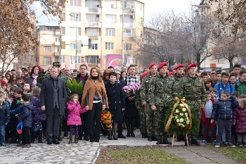 Стотици се поклониха пред Апостола на свободата