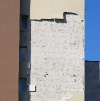 Силният вятър остави без изолация саниран блок в Благоевград
