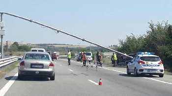 Джип помете трафик брояч на магистрала Струма