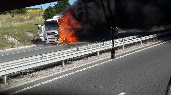 Тир се запали в движение, блокира трафика по магистрала Струма